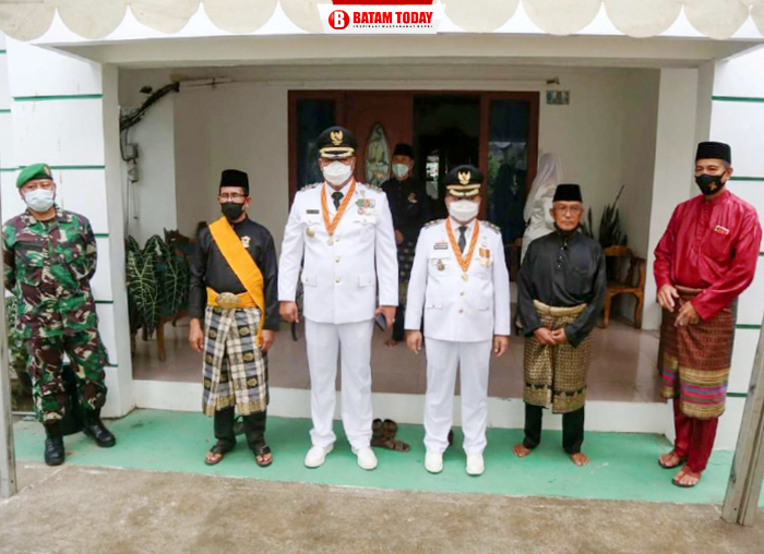Bupati dan Wakil Bupati Anambas saat dijemput oleh Ketua LAM dari Rumah Dinas menuju BPMS